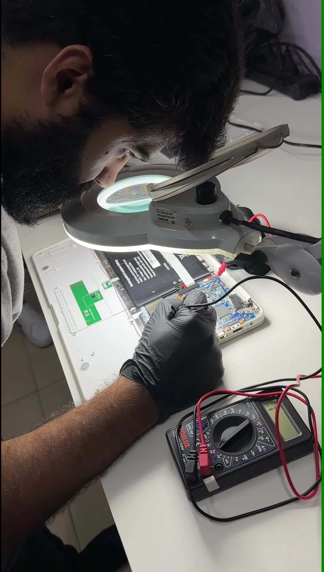 Técnico da Zeus Tech realizando manutenção de notebook em Goiânia para assistência técnica em goiânia